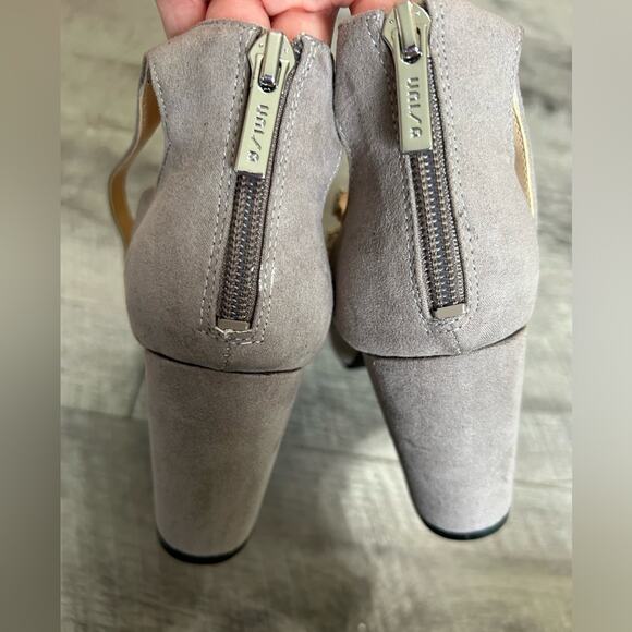 Unisa - Mary Jane chunky heel- straps- silver hardware 7.5- gray suede material - Picture 5 of 8